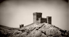 Консульский замок / Верхний ярус состоит из Консульского замка и башен, соединенных с ним стеной, идущей по самому гребню, а также комплекса Дозорной башни на вершине горы.