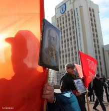 Октябрь / Сторонники коммунистической партии держат флаги во время празднования дня Октябрьской революции в центре Минска.
07.11.2008

