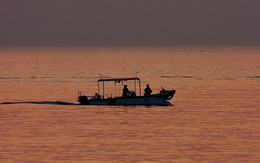 На темной стороне / Лодка корейского рыбака с острова Чеджу.
