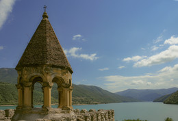 Крепость Ананури / Крепость Ананури на Жинвальском водохранилище в 70 км от Тбилиси