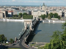 Цепной мост Сечени в Будапеште / Первый и главный мост Будапешта. Мост – символ. Мост – визитная карточка. Мост, появившийся на свет раньше самого города на 30 лет. Мост, объединивший Буду и Пешт и положивший начало формирования единого центра венгерского государства. Автором проекта моста стал англичанин У. Кларк. Нечто похожее Кларк уже делал: несколькими годами ранее он спроектировал мост Марлоу через Темзу. Мост создавали по секциям и доставляли из Великобритании в Венгрию для финального монтажа.