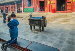 Обращая молитвы к небесным вратам... / Тибетский буддийский храм Юнхэгун.
Март 2018 год. 
Пекин.