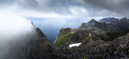 Прояснилось / вид с вершины Херманнсдалстинден, высшая точка острова Москенесёя, 1029м. Архипелаг Лофотены. Норвегия.