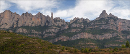Горы Монтсеррат / Горы Монтсеррат («Разрезанные горы», находятся в 50 км к северо-западу от Барселоны (Испания), где на небольшом пространстве в 10 х 5 км высятся тысячи известняковых скал причудливой формы)