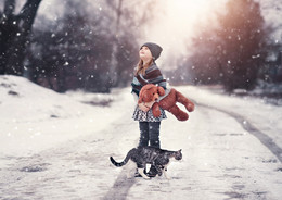 Снежный день / Девочка, игрушка и кот