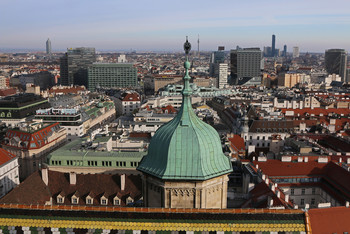 Взгляд на запад / Со смотровой площадки южной башни собора Святого Штефана. Вена.