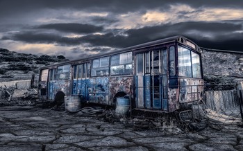 Старый автобус. / ***