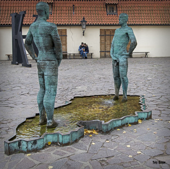Не впервой / Скульптурная композиция у музея Кафки. Прага, Чехия.