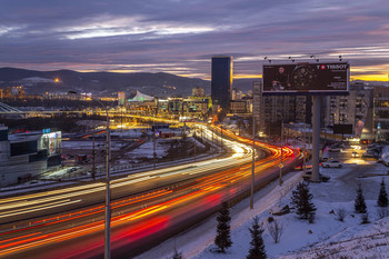 Вечерний "Час Пик" / Плотный поток транспорта движется вечером по улице "Белинского"в г. Красноярске.
