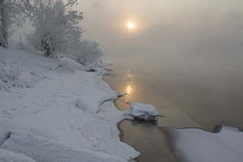 В морозный полдень. / Не замерзающий в черте города Красноярска зимой Енисей в сильные морозы парит, что создает эффект сильного тумана. Снимок сделан на острове Татышев при температуре воздуха около -35.