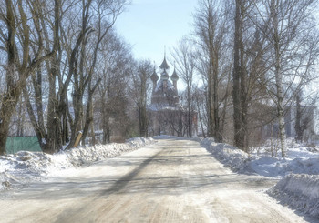 морозное утро / конец зимы, село Курба Ярославской области, на заднем плане церковь Иконы Казанской Божией Матери