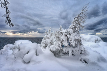 Красоты Байкала. / Мороз снежком укутывал: 
«Смотри, не замерзай!»