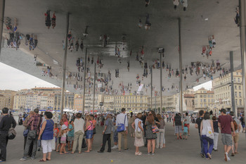 Марсельский зеркальный тент / В 2013 г. на набережной в центре Марселя по проекту Нормана Фостера был установлен зеркальный тент из полированной стали
