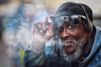 Smoke gets in your eyes… / Уличный портрет из серии «Лица большого города, Нью Йорк»
