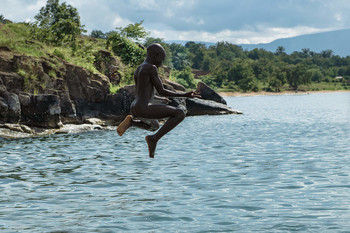 &quot;Полет над водой&quot; / Бурунди Купание ребят в озере