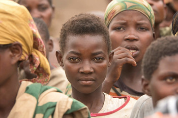 Взгляд из толпы / серия портретов из Бурунди (жительница племени пигмеев БАТ ВА--в переводе &quot;люди с локоть&quot;