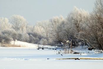 Зима на озере. / Белое покрывало на озере.