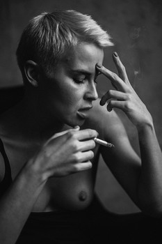 &nbsp; / фото: Марина Щеглова
модель, макияж: Ольга Авраменко
локация: Студия 1901 

*курение вредит вашему здоровью