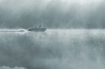 Сквозь туман. / вода,туман,моторка.