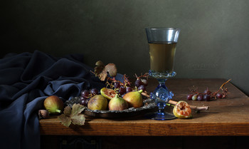 Фиги / классический натюрморт с фигами, виноградом и вином