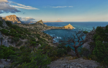 На Новый Свет опускался вечер... / Крым, Новый Свет. С склонов Караул-Оба открывается вид сразу на три ландшафтные достопримечательности этих мест- горы Сокол и Коба-Кая, мыс Капчик.