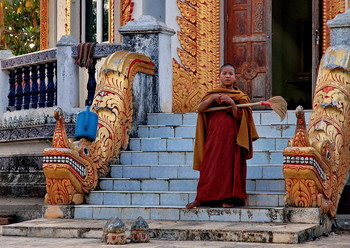 Субботник в монастыре / Мьянма