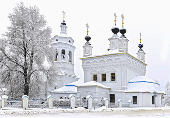 Храм Покрова Пресвятой Богородицы. / Древнейший ,сохранившийся в Калуге храм – Покрова Пресвятой Богородицы. Или – Покрова на Рву, как издавна называли его горожане. ... В нынешнем виде, белокаменная церковь была построена в 1685 г. (по другим данным, в 1687 г.) на месте старой, деревянной. Она открыла собой череду замечательных калужских храмов рубежа XVII – XVIII вв.