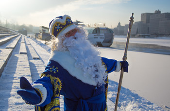 Все на елку! / Портрет актера в роли Деда Мороза на берегу Москва-реки.