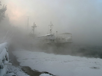 Уходящие в морозный туман / Сегодня основательно подморозило, корабли ушли в морозный туман, города с острова не видно.