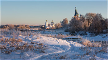 Зимняя дорожка убегает вдаль / Россия. Ивановская обл. Село Дунилово. 
Свято-Успенский монастырь (слева вдалеке) и Благовещенский монастырь (справа). 

декабрь 2018