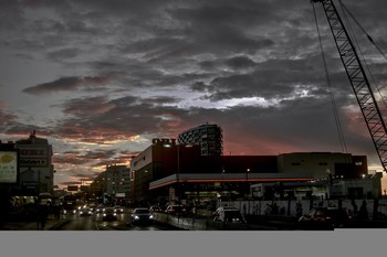 закат в . / Город и деревня