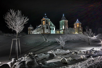 Северное сияние над Миром / Фото ночной зимний замок Радзивилов в г/п Мир