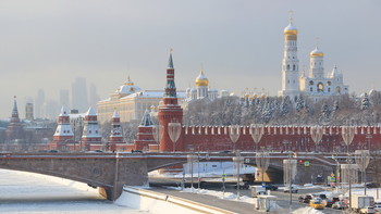 Вид на Московский Кремль / Москва, Россия. Вид с Парящего Моста в Зарядье