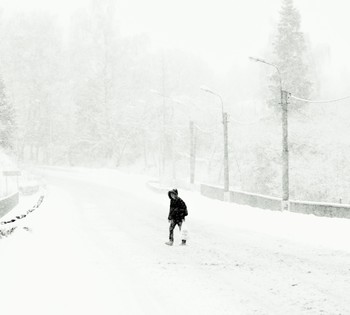 "Он идет неспешным шагом следом за своей тоской" / "Он идет неспешным шагом
 Следом за своей тоской,
 Никого с ним нету рядом
 Машет он судьбе рукой.
 Одиночество сжирает,
 Поглощает суть его,
 За собой мосты сжигает,
 Оставляя без всего,
 Что когда-то близким было,
 От чего он был раним.
 Почему же все уплыло,
 Почему бредет один ?.."
 Олег Штиль