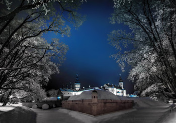 Зимняя сказка в Несвиже / Ночное фото в зимнем инее Замка Радзивиллов в Несвиже