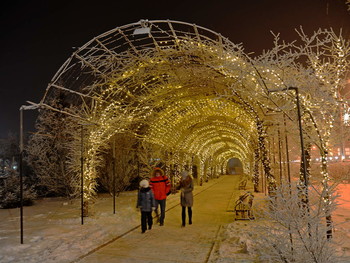 Новогоднее настроение / Аллея в одном из скверов города Красноярска в праздничном освещении