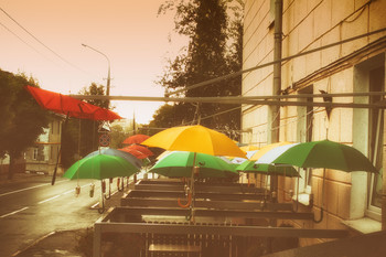 Зонтики в городе / Вдохновила дождливая погода. Фото сделано во время дождя, но его в кадре не видно, т.к. он почти закончился. Хотелось передать восторг от этого последождевого запаха, заигрывания теплого ветра и мягкие краски старых улиц маленького города.