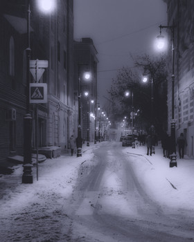 Историческая Москва, в мягких тонах январского вечера / Петроверигский переулок, вечер, идёт небольшой снежок.