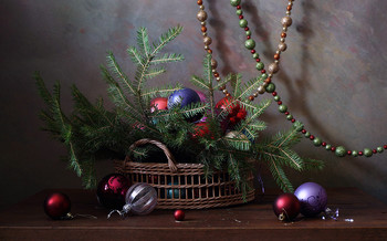 В Рождество / Корзина с елочными шарами