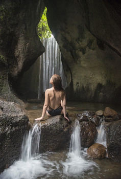 Русалка у водопада / секумпул , бали, индонезия