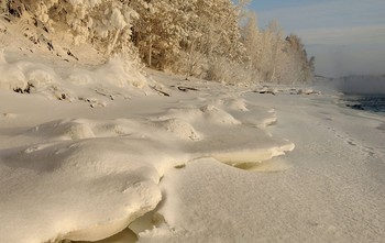 Морозный берег реки. / Берега Енисея в большие морозы