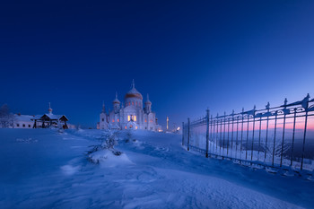 Рождественское утро / Морозное рождественское утро у монастыря на Белой Горе. Пермский край.