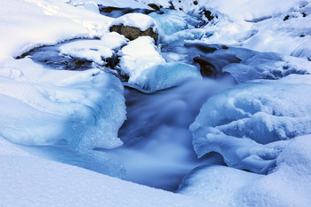 Горная река в Январе / Горная река Кумбельсу в январе в окружении чистого снега и голубого льда.

Долго думал, что же меня цепляет в этой фотографии, да и вообще, в этом виде? Голубой лёд? Или размытые брызги воды? Или белый чистый снег?

Сегодня вдруг понял, что меня трогает скрытое напряжение в этом сюжете. Это контраст - два разных агрегатных состояния воды, и, в то же время, быстрые молочные брызги на снимке выглядят совсем не быстрыми, все так относительно в этом подлунном мире...