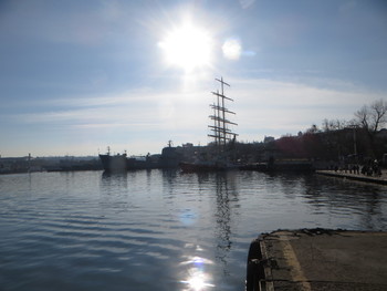 Солнечный проблеск / Вид с Графской пристани. Парусник.