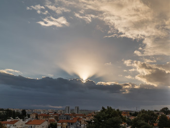 Солнечный проблеск / Готовился к съёмке восхода, но он задержался на два часа и появился из-за тучи. Тогда и появился СОЛНЕЧНЫЙ ПРОБЛЕСК. Это было в 9:30 утра. Место съёмки — Нетания, Израиль.