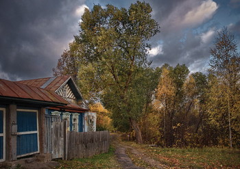 Осень у старенького дома / родное