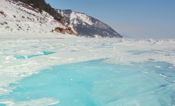 Загадочный свет из глубины Байкала / Часто из глубины Байкальских вод поднимается свет голубого или бирюзового цвета, который виден даже подо льдом. Бывает такое ощущение, будто из глубины светят прожектора. Учёные не найдут этому ответ.