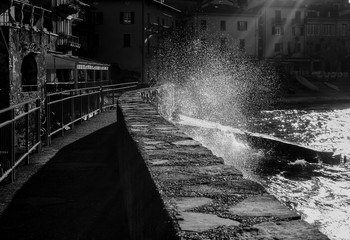 Шторм в солнечный день / Городок Варена, что на озере Комо, Италия. Несмотря на яркое солнце, дул сильный ветер, передавали,что до 100 км/час. Проверить скорость конечно возможности не было, но ветер действительно был сильный. Высокие волны неспокойного озера разбивались о парапеты набережной в миллионы сверкающих на солнце капель..