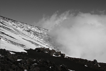 Черным по белому / На вулкане Этна выпал снег. Сицилия.