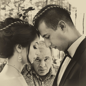 Венчание армянской пары. Благославение отца жениха / Венчание на открытом воздухе.